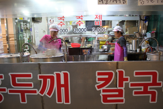 『ホンドゥゲ・カルククス』は、土日のお昼どきは長蛇の列必至なので、時間をずらして行くといい