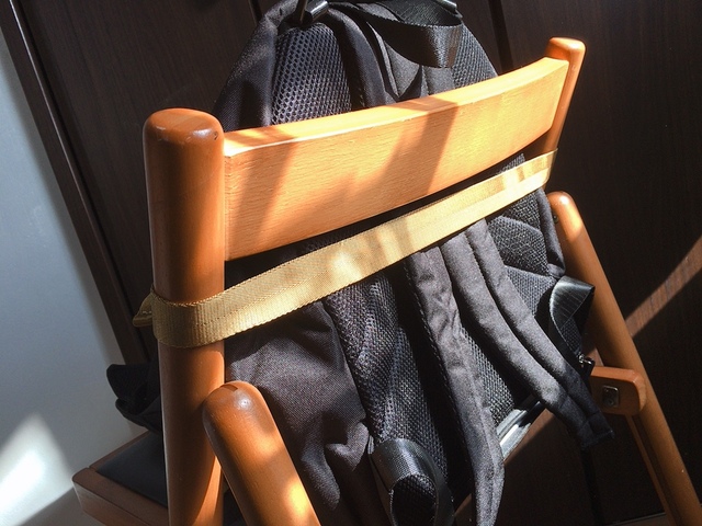 【ニトリ チェアになるパパママバッグ】後ろにベルトをくくりつけます