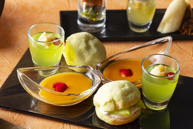 「青りんごのジュレとホタテのサラダ、ミニメロンパン　メロンフルーツサンド、メロンガスパッチョ」＜期間：2025年5月1日～6月30日＞【【ヒルトン東京お台場】至福の「メロンアフタヌーンティー＆ハイティー」開催！スコーンやサンドイッチも食べ放題！】