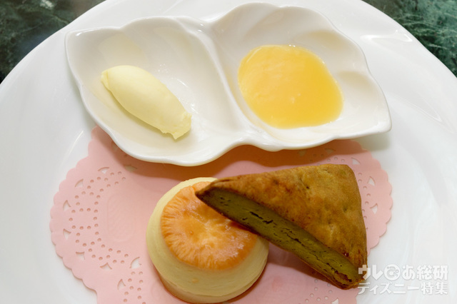 “ディズニー夏祭り”アフタヌーンティーセット 3190円｜ドリーマーズ・ラウンジ｜スコーン