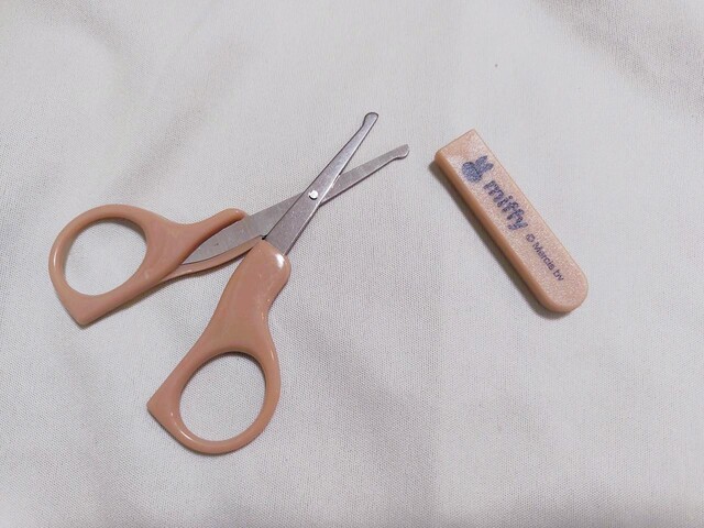 はさみはケースがついているので安全