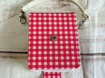 フラップを開けた表面と背面はかわいいレッドのギンガムチェック柄