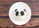 【カルディ　冷凍 パンダ肉まん】パンダの耳や鼻は竹炭を用いて手作りされています