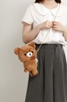 【リラックマ「チャイロイコグマのくまきゅんDays」】「ぬいぐるみポシェット」4,290円／スマホを入れて一緒にお出かけ！