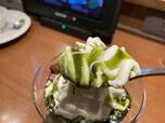 まずはソフトクリームをひと口。濃厚なソフトと甘さ控えめな抹茶ソースが合う！【びっくりドンキーの抹茶スイーツ】