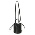 「STARBUCKS STAND by BEAMS シンセティックレザー ドローストリング バッグ」<価格:12,100円(税込)>【毎日のコーヒーシーンを彩るアイテムが勢ぞろい!「STARBUCKS STAND by BEAMS」の定番コレクション『CORE Collection』に第2弾が登場!】