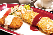 レストラン サム カニコロッケとオムライス（スープ・ドリンク付） 1300円 昔懐かしい味のオムライスにはファンが多い。