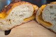 オランダ産ゴーダ、レッドチェダー入り3種チーズパン