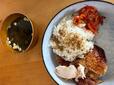 【コストコ ロティサリーチキン】ご飯・キムチ・お味噌汁と一緒に並べれば、立派な定食スタイルに！