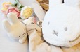 【「miffy いちごチャームの2WAYポーチ＆ショルダーバッグ BOOK」（宝島社）】バッグチャームのブルーナうさぎ（筆者私物）も、存在感のあるポーチに興味深々です