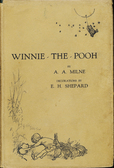 『クマのプーさん』初版本、1926年; メシュエン社によりロンドンにて出版; ジャロルド&サンズ社印刷、V&A内ナショナル・アート図書館所蔵