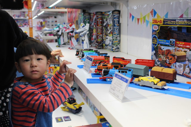 パーシーで遊ぶかトーマスで遊ぶか迷っちゃう！