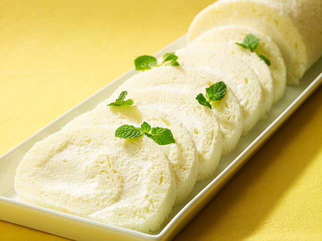 白いたまごのロールケーキ