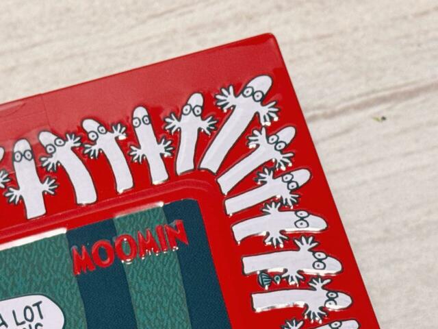 【カルディ/ムーミン ブックティン】ニョロニョロがずらっと表紙を囲んでいます。ぷくっとしたエンボス加工もかわいい