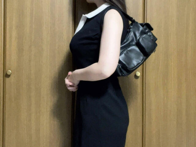 ハンドルを肩にかけて持ってみました。少しタイトな印象ですがシルエットがかわいい！