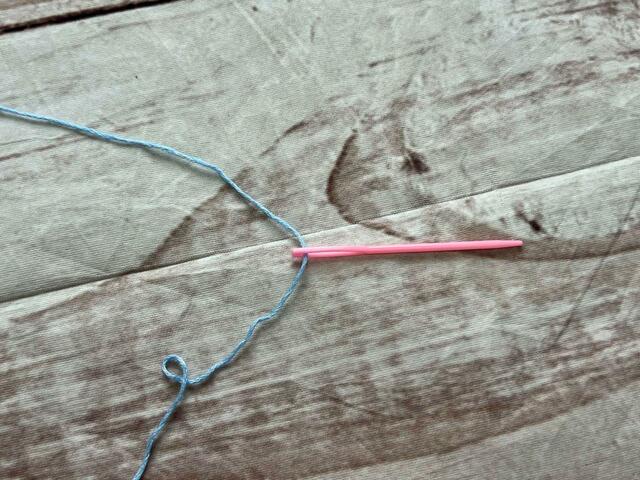 プラスチック針に紐を通します