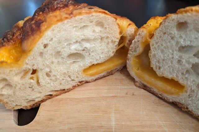 オランダ産ゴーダ、レッドチェダー入り3種チーズパン