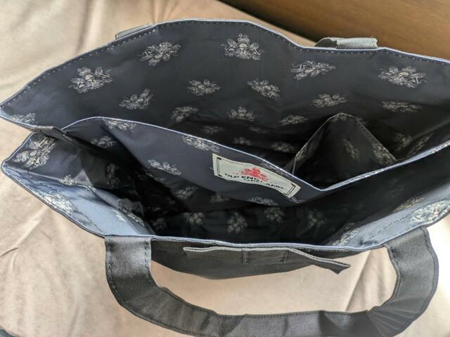 オールド イングランドのクレスト（紋章）がプリントされています