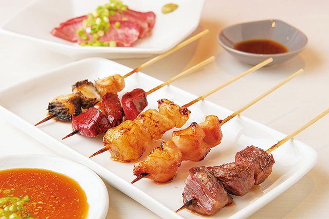 関西「焼き鳥」の名店／ホルモン串焼き まるたみ（西宮）　串焼き盛り合わせ 1本120円～