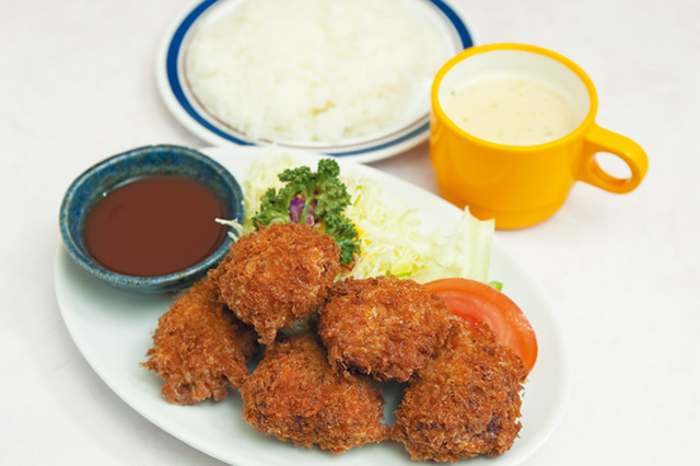 レストラン 若竹（奈良／法隆寺）　ミンチカツ定食 690円 ジューシーなミンチ肉はもちろん、生パン粉でつくるサクサクの食感。手作りのスパイシーソースも相性抜群。