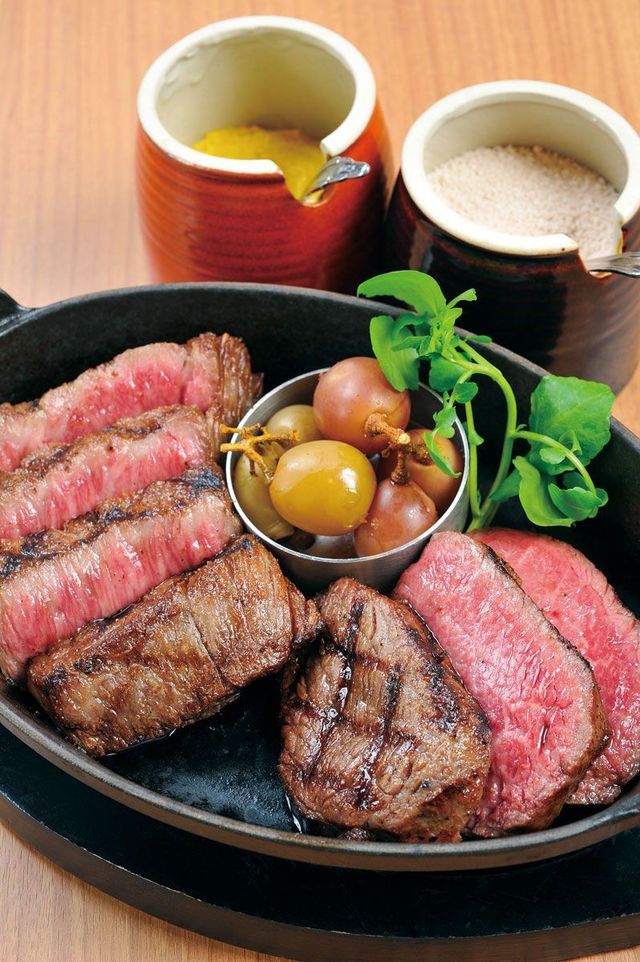 ニクバル CARNIVOR（赤坂）　黒毛和牛網焼き（左）サーロイン 1800円（税別）（右）ランプ 1500円（税別）