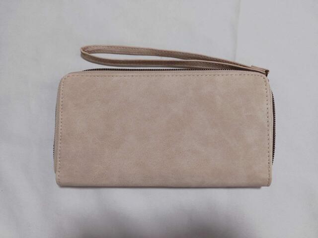 裏面はシンプルな無地