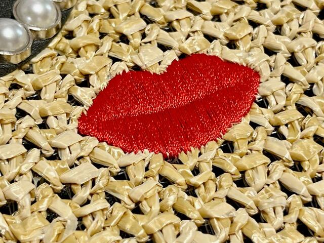 リップはアクセントになるレッド。刺繍デザインでよりリッチに♡【a-jolie（アジョリー）PEARL BASKET 2WAY BAG】