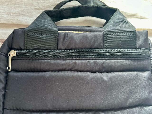 バッグを持ったとき、自分の体側にファスナーポケットがついているので防犯対策も◎