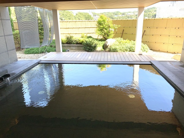 潮騒が届く半露天の湯