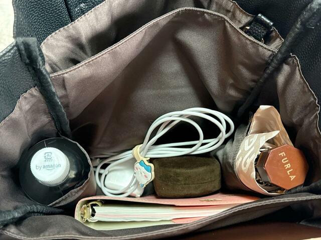 メイン収納にはペットボトルや折りたたみ傘など、嵩張るものを収納。個人的に、内側にもボトルポケットがついているのがポイント高いです!