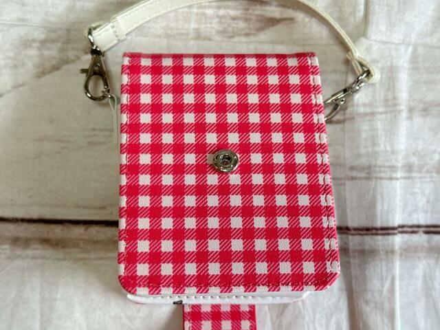 フラップを開けた表面と背面はかわいいレッドのギンガムチェック柄