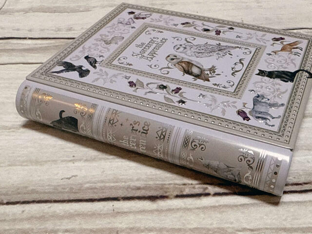 【カルディ 魔法使いの弟子のための魔法辞書】背表紙の箇所も素敵なデザインです