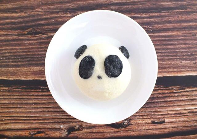 【カルディ　冷凍 パンダ肉まん】パンダの耳や鼻は竹炭を用いて手作りされています