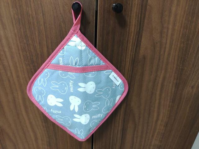 フックにかけて収納することが可能【ゼクシィ11月号】付録「ミッフィー鍋つかみ＆鍋敷きセット」
