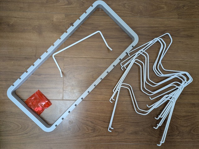 【山崎実業 tower シンク下 伸縮鍋蓋＆フライパンスタンド】スタンド本体、シリコンストッパー、10本の仕切りパーツ、フライパンの持ち手置きがセットになっています