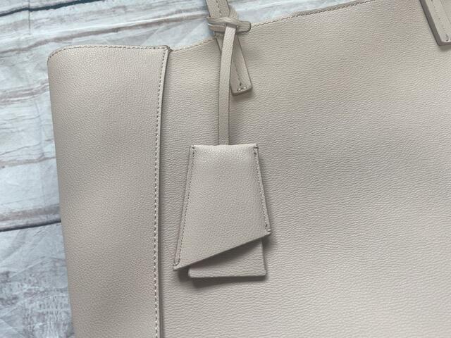 ハンドルにはチャーム付き！