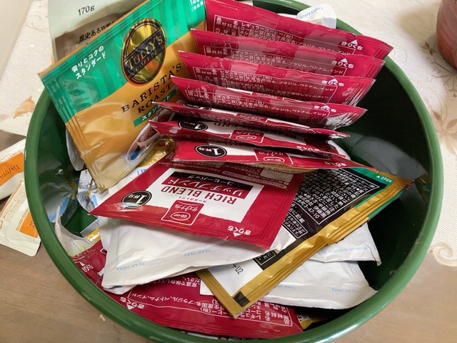 ＜片付け前＞丸い缶に収めていたコーヒーパックは場所を取るので困っていました
