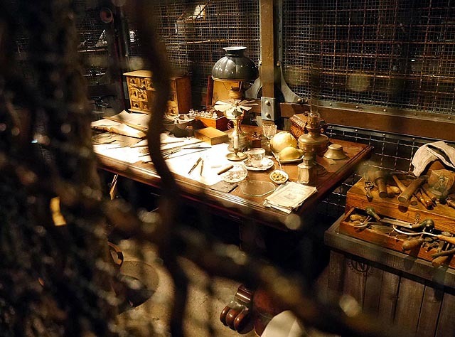 4. マグマサンクタムツアー　作業室の机 ©Disney