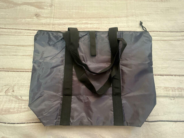 折りたたみ方。まずは持ち手をたたみます