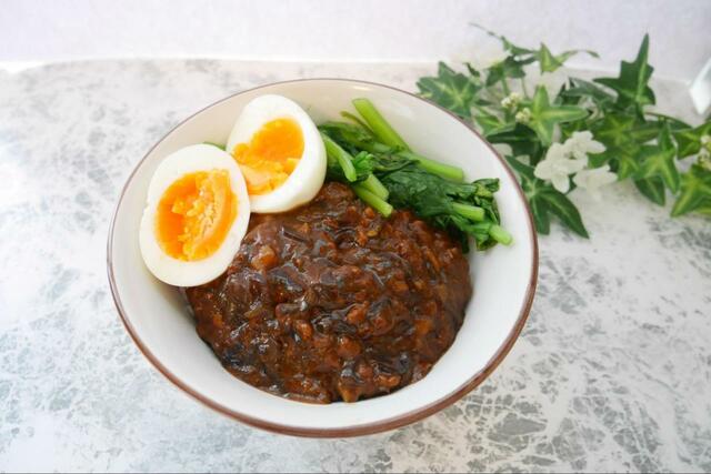 【3COINS+plus ご飯にかけるルーローハン】香辛料が効いた本格的な味わい