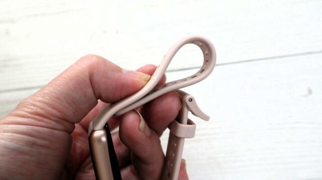 【HUAWEI Band 7】柔らかくなめらかな感触のバンド。サイズ調節も細かくできます