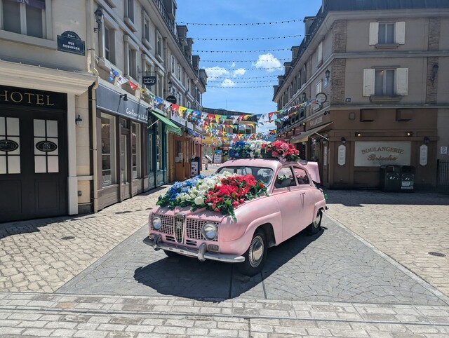 【富士急ハイランド・リサとガスパール タウン】トリコロールカラーの花々に彩られた車の中にはリサとガスパールが！