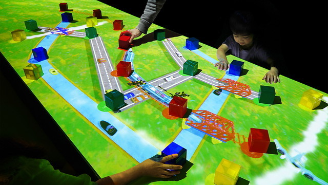 『つながる!積み木列車』チームラボ,2014