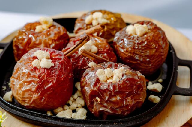 「焼きリンゴ」<期間:2026年2026年3月2日~5月31日>【“お花見×アウトドア料理”をインドアで楽しむグランピングブッフェ開催!映画「ウィキッド 永遠の約束」コラボメニューも登場!】