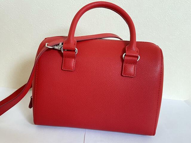 【ユニクロ レザータッチ2WAYボストンバッグ】カラーバリエーションはオフホワイト、ブラック、レッド、ブラウン、ブルーの5色