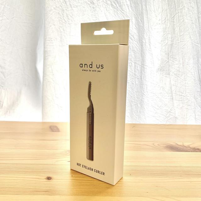 【3COINS（スリーコインズ）　ホットアイラッシュカーラー】おしゃれでシンプルなパッケージ