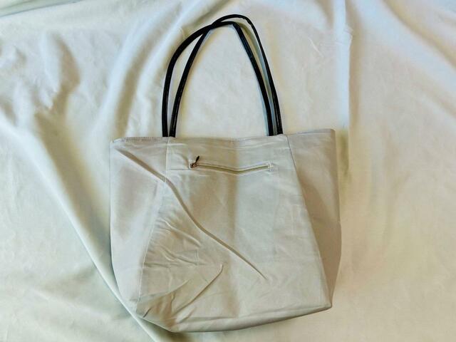 背面には便利なポケットあり