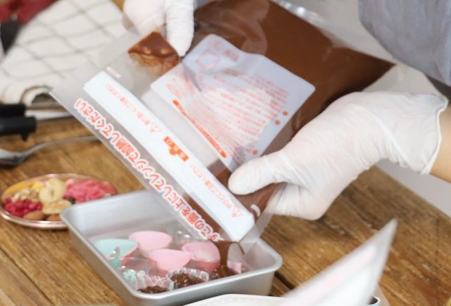 【cotta】チョコぺリキット／袋の先端を切って型にチョコを流し込むだけ！