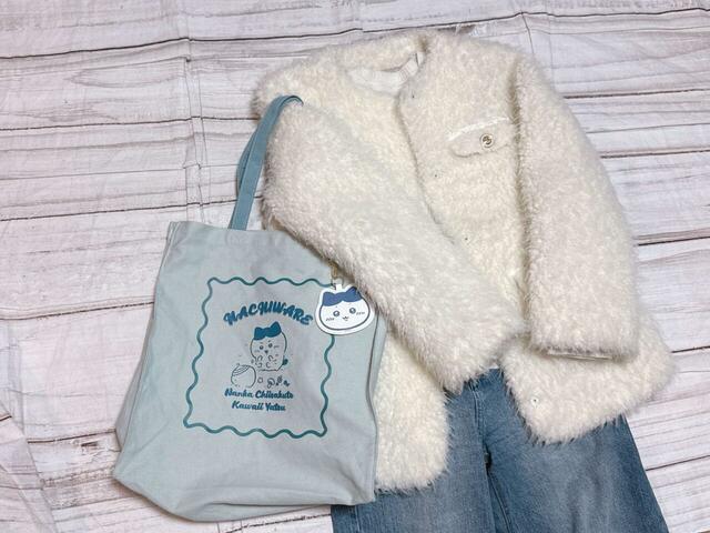 ファーの厚手アウターの上からもラクラク肩がけができます。淡いブルーがデニムとの相性抜群！