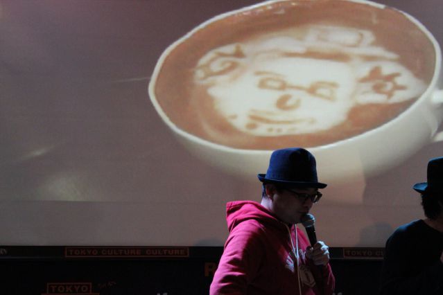 ラテ-1/次々と出来上がるラテアート